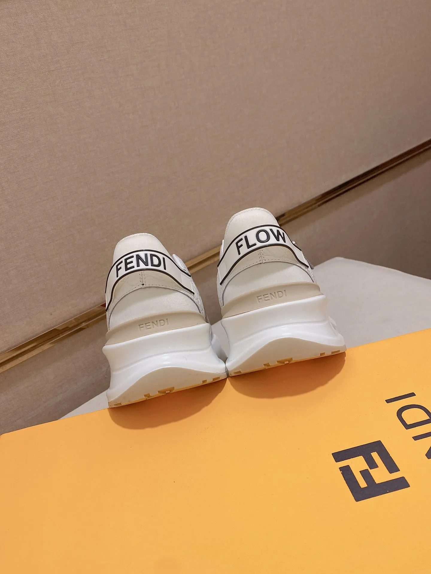 Men's shoes💰: 540💰(Higher version) [Fendi] Fendi's latest casual shoes for men! Available at counters simultaneously! A one-to-one replica of the original. The surface is made entirely of imported first-layer calfskin with crocodile pattern, the interior is made of first-layer water-dyed cowhide, and the original factory-supplied rubber outsole. Leading new fashion concepts. Matching code: 38-44 (45 can be customized)